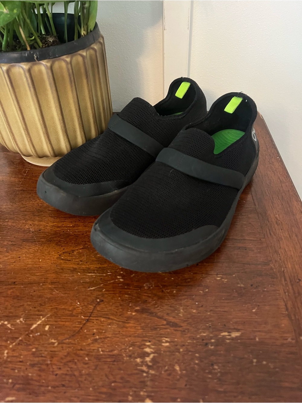 Oofos OOmg Low Shoes Slip On Black Lightweight Recovery Mesh Women's size 9